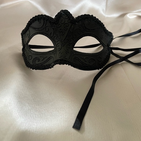 Mask - Picture 2 of 4